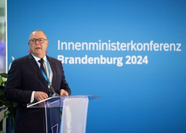 Länder fordern "konkrete Modelle" zu Asylverfahren - Asylverfahren in Drittstaaten? "Ich lasse mich gerne überzeugen davon, dass das versucht werden sollte", sagt Brandenburger Innenminister Michael Stübgen.