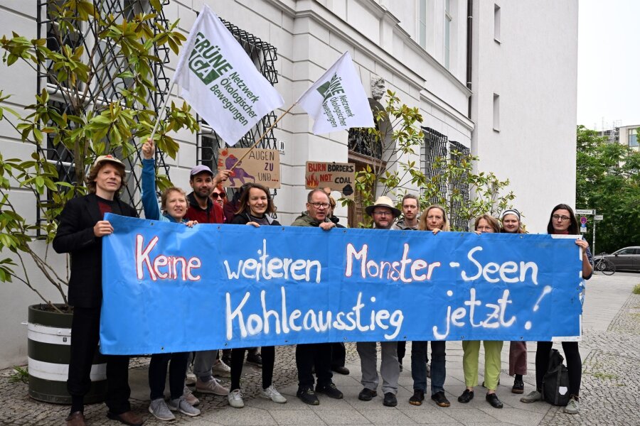 Länder nehmen Bund in die Pflicht - Mitglieder der Umweltgruppe Grüne Liga demonstrieren vor dem Wassergipfel in Berlin.