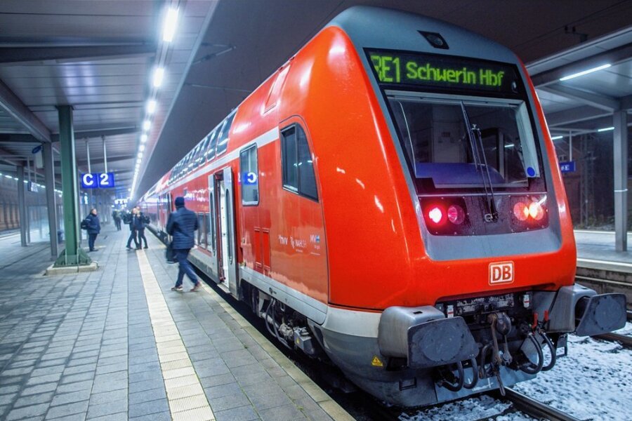 Länder peilen als Starttermin für Deutschlandticket 1. April an - Fahrgäste steigen auf dem Hauptbahnhof in Schwerin (Mecklenburg-Vorpommern) aus einem Regionalzug. Der Weg für die Einführung des 49-Euro-Tickets im Nahverkehr mit Bussen und Bahnen ist geebnet. 