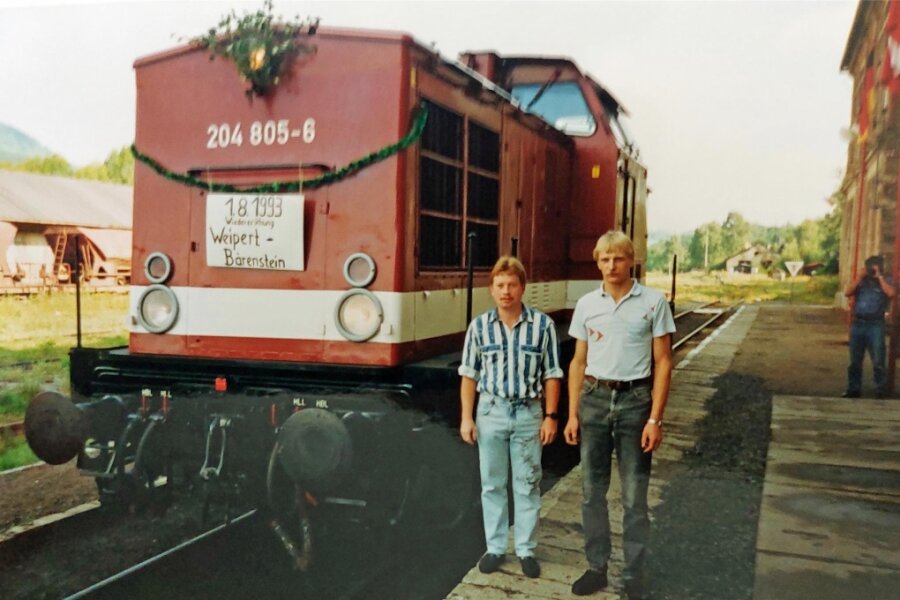 Länderbahn: Signal auf Grün nach mehr als 17.000 Tagen Stillstand - Die erste offizielle Fahrt einer Lokomotive zwischen Bärenstein und Vejprty über die Grenzbrücke. Wolfram Brand (rechts) und Uwe Schulze sind im tschechischen Bahnhof angekommen.