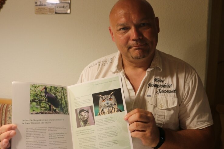 Dirk Spengler, Vereinsvorsitzender von ProVogtlandschaft, zeigt eine vom Verein erstellte Broschüre. 