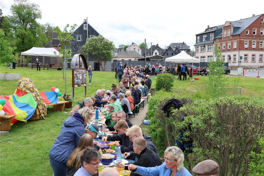 Längste Picknicktafel der Welt: Auerbach verfehlt Rekord - Mehr als 200 Personen saßen an der Picknicktafel von Auerbach.
