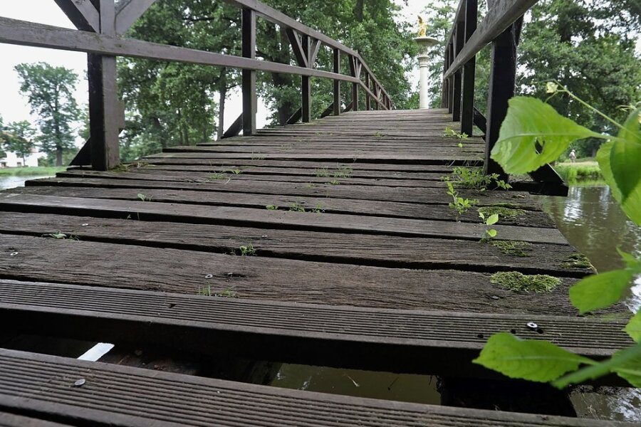 Lärchenholz für Brücke im Glauchauer Gründelpark - An der Brücke im Gründelpark in Glauchau nagt der Zahn der Zeit. Am Montag beginnt die Sanierung, die 39.000 Euro kosten wird. 