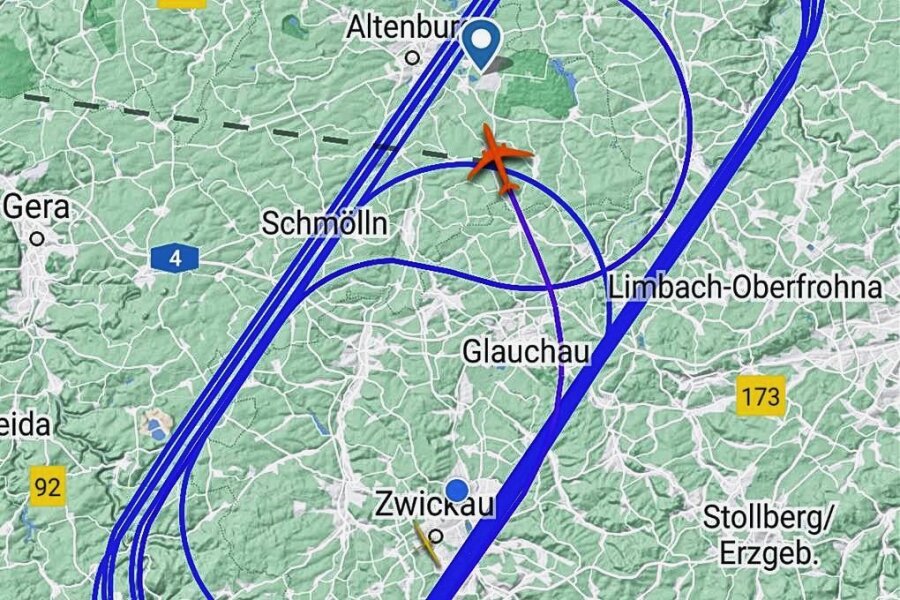 Lärm über Zwickau: Warum dreht ein Nato-Tankflugzeug Runden über dem Landkreis? - Die Route der MMF10 über der Region am Montagnachmittag in der "Flightradar24"-App.