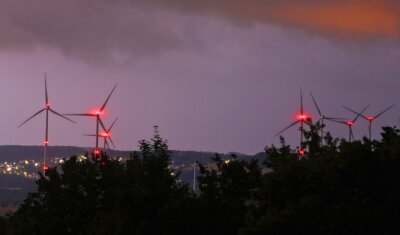 Lästiges Blinken im Windpark soll bald ein Ende haben - Noch blinken im Windpark Bernsdorf-Gersdorf jede Nacht die Warnleuchten an den Windkraftanlagen dauerhaft. Das soll ab Jahresende der Vergangenheit angehören. 