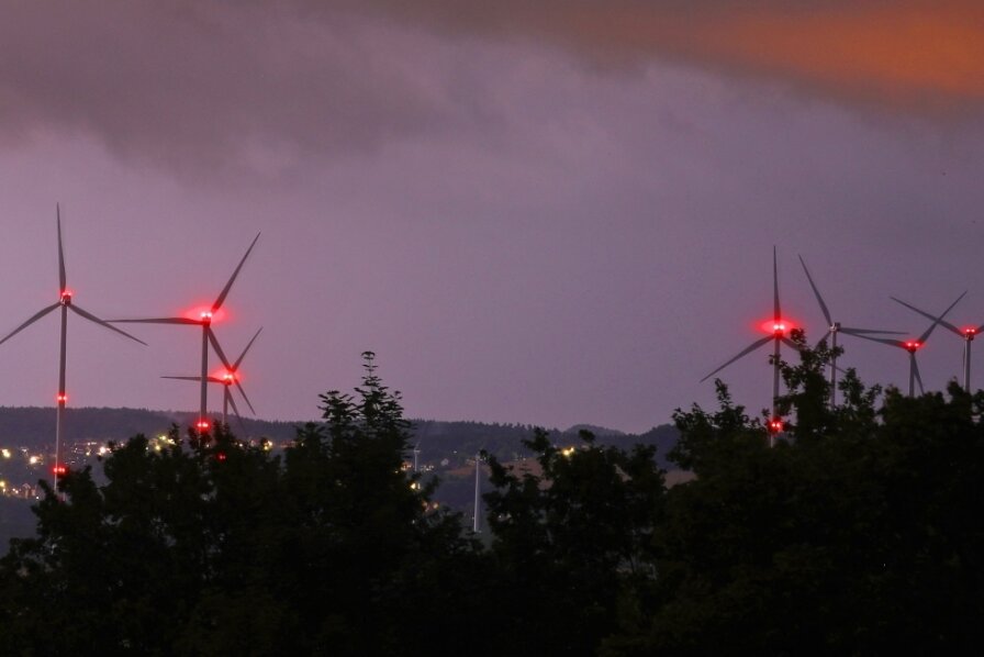 Noch blinken im Windpark Bernsdorf-Gersdorf jede Nacht die Warnleuchten an den Windkraftanlagen dauerhaft. Das soll ab Jahresende der Vergangenheit angehören. 