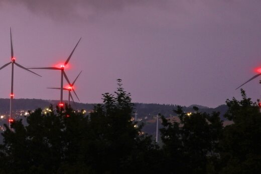 Noch blinken im Windpark Bernsdorf-Gersdorf jede Nacht die Warnleuchten an den Windkraftanlagen dauerhaft. Das soll ab Jahresende der Vergangenheit angehören. 