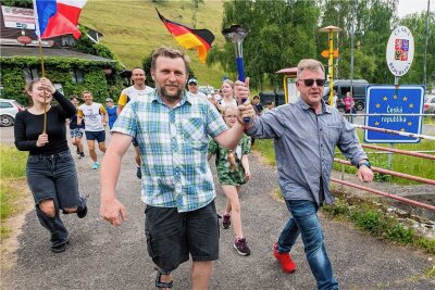 Läufer für den Frieden passieren in Deutschkatharinenberg die Grenze - Thomas Seitz und Lukáš Pakosta (v. r.), überquerten mit der Fackel gemeinsam die Grenze.
