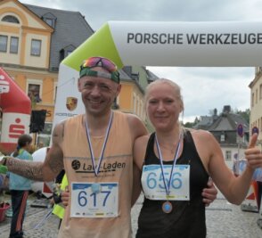 Läufer meistern rutschiges Pflaster - Sebastian Harz vom SV Hermsdorf gewann gleich bei seinem Debüt den 10-Kilometer-Lauf der Männer. Bei den Frauen siegte Anna-Maria Leipziger aus Grünhain zum dritten Mal in Folge. 