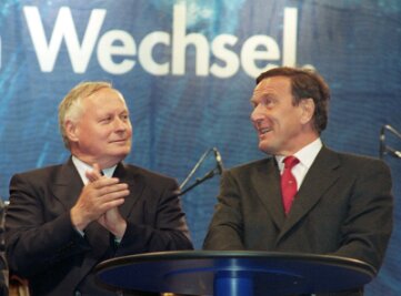 Lafontaine über Schröder: "Unterm Strich nicht schlecht" - "Mit zeitlichem Abstand ist es leichter, mit Differenzen umzugehen." Oskar Lafontaine (l) und Gerhard Schröder im August 1998.