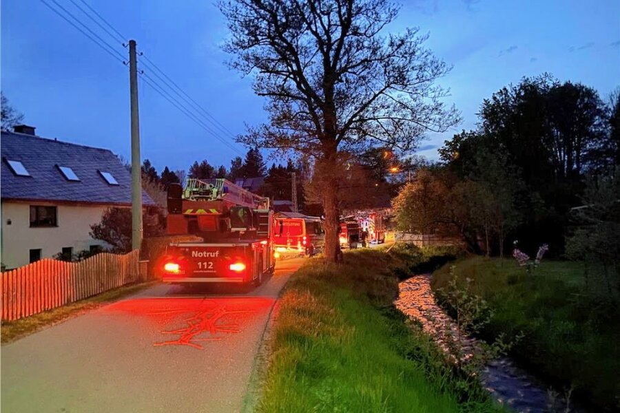 Lagerfeuer sorgt für Feuerwehreinsatz in Cranzahl - Zu einem Brand rückte die Feuerwehr am Montagabend in die Hintere Dorfstraße in Cranzahl aus. 