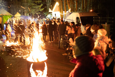 Lagerfeuerromantik lockt zahlreiche Gäste an den Pöhlberg - Lagerfeuerromantik statt Wintergaudi war am Samstagabend am Poehlberg in Annaberg-Buchholz angesagt.