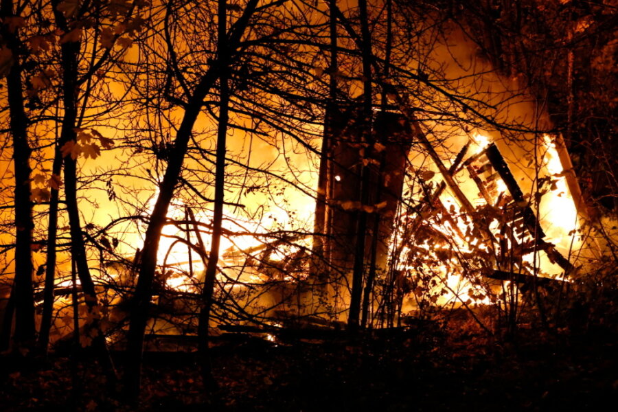 Lagerhalle in Chemnitz steht in Flammen