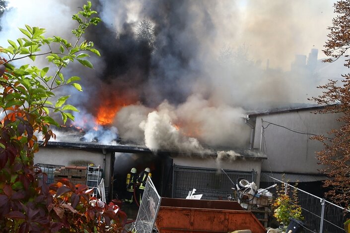 Lagerhalle in Flammen - Schaden in sechsstelliger Höhe - Diese Werkstatt brannte am Montag in Limbach-Oberfrohna.