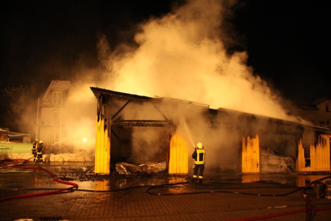 Lagerhalle in Flöha völlig abgebrannt - Die Lagerhalle zwischen der Bahnhofstraße und der Rudolf-Breitscheid-Straße stand am Freitagabend in Flammen.