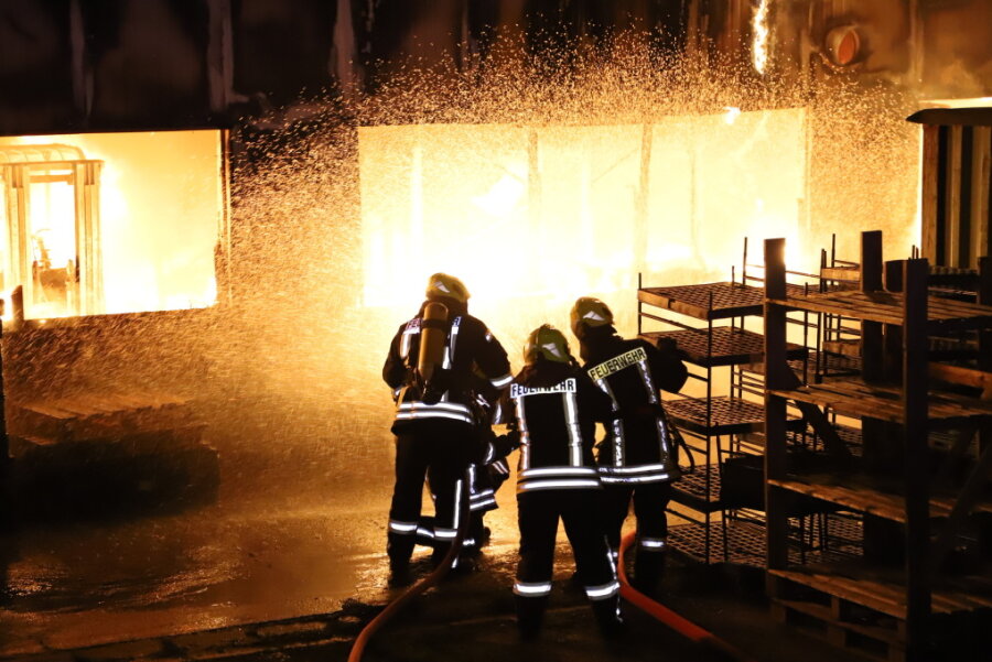 Lagerhalle in Schwarzenberg brennt lichterloh: Feuerwehr im Einsatz - 