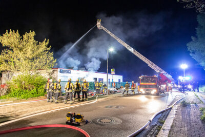 Lagerhalle mit Pyrotechnik brennt in Lugau - 