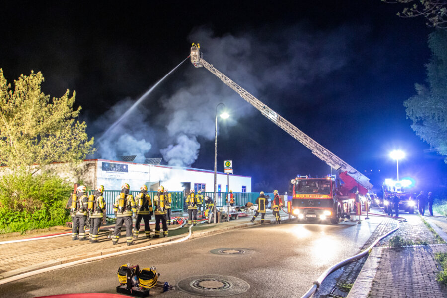 Lagerhalle mit Pyrotechnik brennt in Lugau - 
