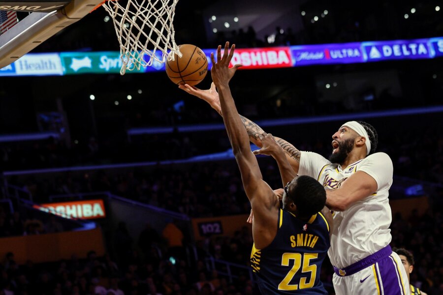 Lakers gewinnen Offensivspektakel gegen Indiana - Lakers-Forward-Center Anthony Davis (r) punktet - insgesamt sorgte er für 36 Zähler.