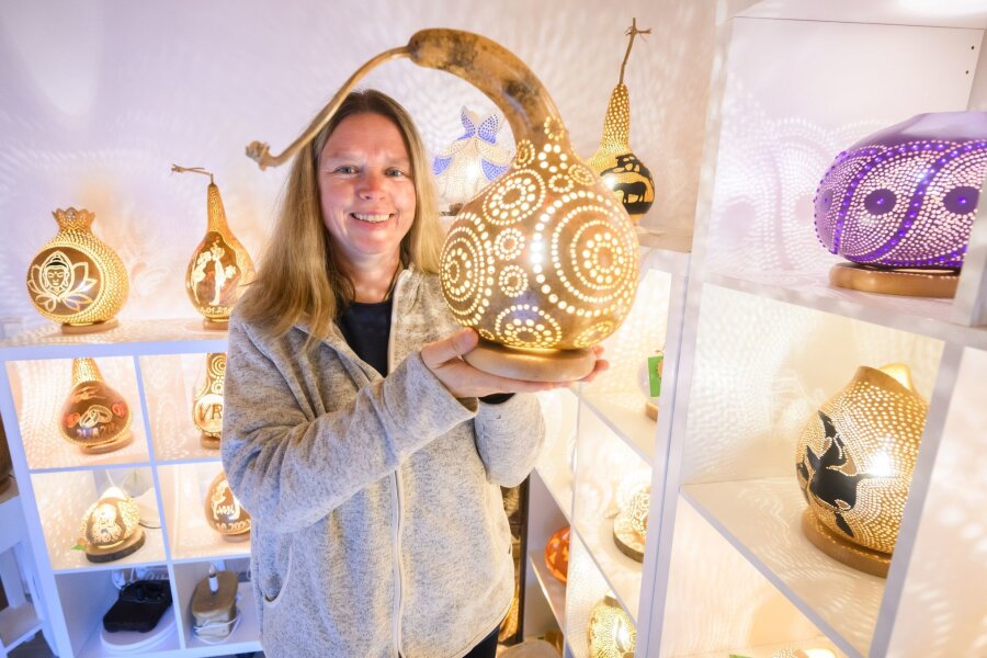 Lampen aus Kürbissen: Die Künstlerin und ihr Gemüse - Virginia Lauterbach präsentiert eine ihrer handgefertigten Kürbislampen in der Kalebassenmanufaktur in Bückeburg.