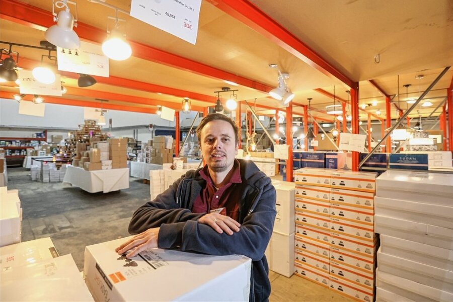 Lampen-Onlinehändler öffnet Ladengeschäft in Chemnitz - Der Herr der Lampen: Ronny Krüger hat in Chemnitz einen Internethandel mit Lampen aufgebaut und beschäftigt mittlerweile 22 Mitarbeiter. Seit Freitag gibt es zusätzlich zum Online-Geschäft einen Lampen-Outlet an der Schneeberger Straße, der immer freitags und samstags geöffnet hat. 