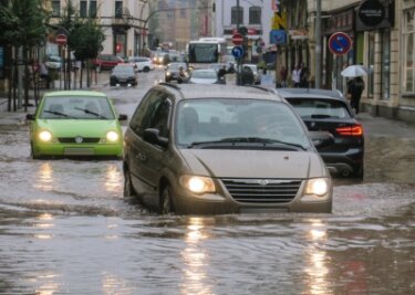 Land unter in Aue: Jetzt hat der Zweckverband reagiert - Alle Jahre wieder in der Bahnhofstraße: Autos auf der überfluteten Fahrbahn nach einem Starkregen, hier am 18. August 2020. 