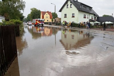 Land unter in Hohenstein-Ernstthal: Regen hebt August-Bebel-Straße an - Land unter: Auf der August Bebel-Straße entstand kurz vor 16 Uhr infolge eines heftigen Regenschauers ein See.