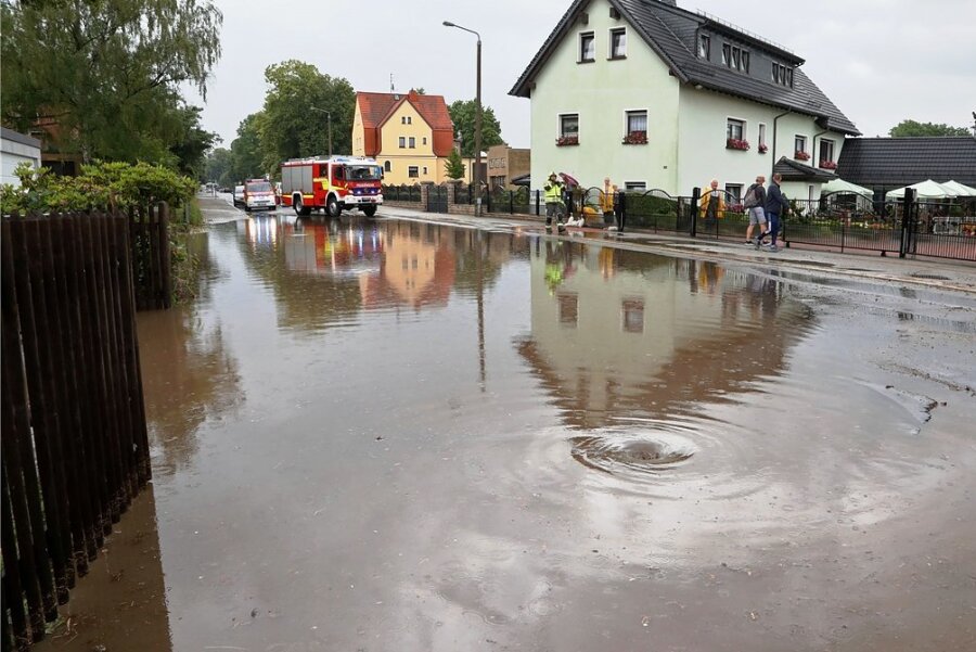 Land unter: Auf der August Bebel-Straße entstand kurz vor 16 Uhr infolge eines heftigen Regenschauers ein See.