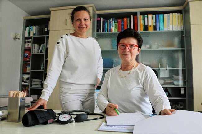 Landärztin im Vogtland übergibt Praxis an ihr Patenkind - Kathrin Christen übernimmt die Praxis von Allgemeinmedizinerin Karin Enk, die auch ihre Tante ist. 