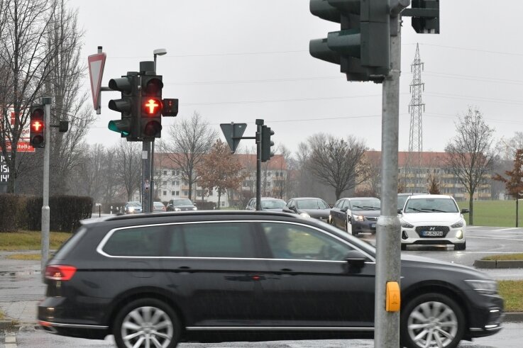 Die Lichtsignalanlage an der Zufahrt von der B 101 zum Freiberger Gewerbegebiet Häuersteig läuft noch nicht optimal. Insbesondere die Steuerung der Signale für den Fußgängerüberweg zwischen Tankstelle und Autohaus soll noch verbessert werden. 