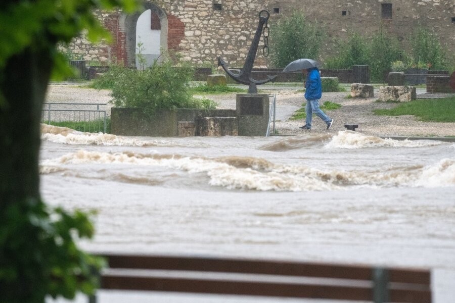 Landesamt: Weiterhin Gefahr lokaler Sturzfluten in Sachsen - In Lauingen ist die Donau über das Ufer getreten.