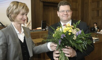 
              <p class="artikelinhalt">Blumen für den Sieger: Oberbürgermeisterin Barbara Ludwig gratulierte Philipp Rochold am Mittwoch zu dessen Wahl zum neuen Sozialbürgermeister von Chemnitz. Der 49-jährige gebürtige Leverkusener setzte sich im zweiten Wahlgang gegen Dirk Bachmann durch. </p>
            