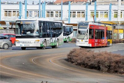 Landesdirektion stimmt zu: Vogtlandkreis darf regionalen Busverkehr übernehmen - Bus und Straßenbahn im Vogtlandkreis sind künftig wieder in kommunaler Hand.