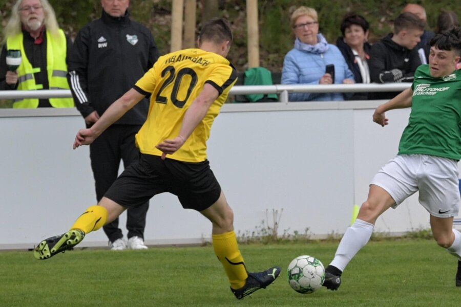 Landesklasse: Thalheimer Fußballer wollen Serie ausbauen - Thalheims Louis Woidtke (r.) musste gegen Lok Zwickau verletzt raus, soll aber in Meerane wieder mit von der Partie sein.