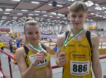 Landesmeisterschaften enden für Vogtländer mit Bestzeiten und Edelmetall - Die Sprint-Asse Mia Rahnfeld (links, lief erneut einen Kreisrekord) und Lukas Tomas Bickovs (nach Verletzungspause) vergoldeten ihren Auftritt im 60-Meter-Sprint. 