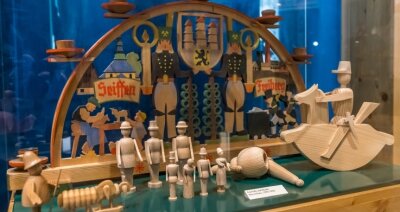 Landespreis für Max-Schanz-Buch - In einer Vitrine im Seiffener Spielzeugmuseum sind mehrere Figuren aus Naturholz zu sehen, die von Max Schanz entworfen wurden. 
