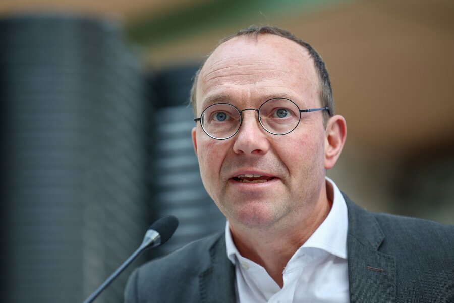 Landesverwaltung soll 2040 weitgehend klimaneutral arbeiten - Umweltminister Wolfram Günther (Grüne) (Archivbild)