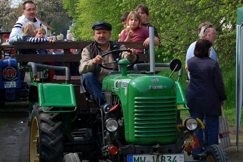 
              <p class="artikelinhalt">Eine Fahrt mit dem historischen Traktor war beim Chursdorfer Bauernmarkt vor allem bei den jüngsten Besuchern beliebt. </p>
            
