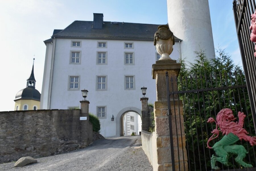 Das Schönbergsche Wappen findet sich noch am Schloss Purschenstein in Neuhausen. Der Herrensitz gehörte etwa ab der zweiten Hälfte des 14. Jahrhunderts bis 1945 der Familie von Schönberg. Heute ist es, wie das Landhaus, im Besitz der Familie Praagman, die es als Hotel führt. 