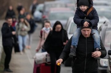 Landkreis: Hilfe für Kriegsflüchtlinge angelaufen - Ukrainische Flüchtlinge, die hier an einem Grenzübergang stehen, werden auch in Mittelsachsen erwartet. 