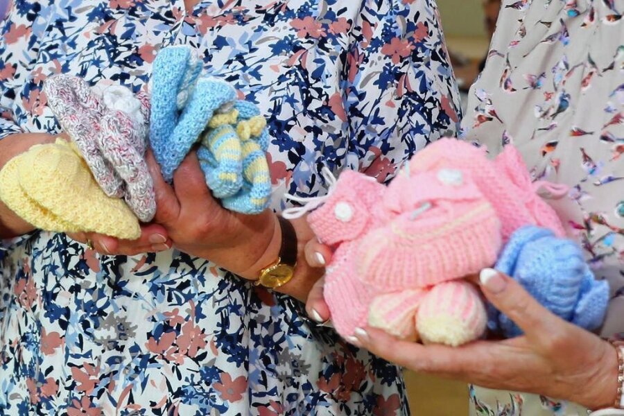 Landkreis lädt ehrenamtliche Strickerinnen der Initiative „Fleißige Hände für kleine Füße“ nach Werdau ein - Söckchen, Schühchen und andere Strickarbeiten als Begrüßungsgeschenke für Neugeborene.