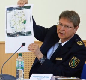 Landkreis verbietet Neonazi-Aufzug - Polizeipräsident Rodig zeigt eine Karte mit Orten, aus denen Dritte-Weg-Unterstützer ihre Anreise nach Zwickau angekündigt haben.
