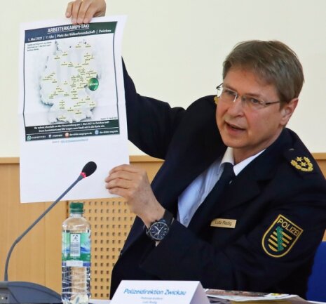 Polizeipräsident Rodig zeigt eine Karte mit Orten, aus denen Dritte-Weg-Unterstützer ihre Anreise nach Zwickau angekündigt haben.