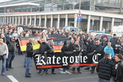 Landkreis Zwickau verbietet Konzert von Neonazis - Bei einer Hooligan-Demo in Köln von 2014 tragen Teilnehmer ein Transparent mit dem Namen der rechten Band vor sich her. Die Polizei bezeichnet mit dem Begriff gewaltbereite Fans.