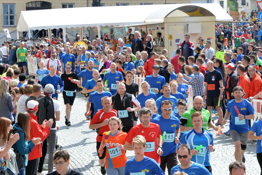 Landkreislauf kehrt nach fünf Jahren nach Hainichen zurück - 800 Läufer nahmen am 27. Landkreislauf in Hainichen rund um den Marktplatz teil.