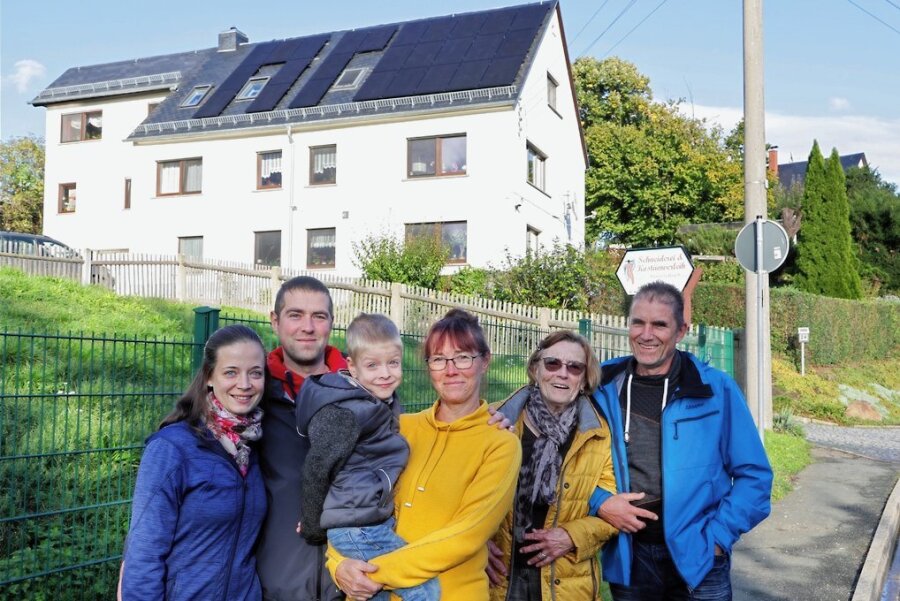 Vier Generationen leben unter einem Dach in Reinholdshain. Bianca, Christian, Elias, Manuela, Christine und Michael Bauch (von links). 