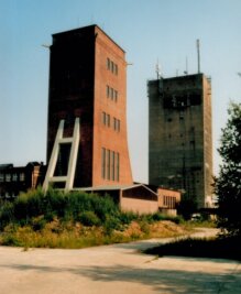 Landmarken erinnern an Kohleabbau - Das Foto zeigt die Fördertürme der Martin-Hoop-Schächte IV und IVa von Süden. Der vordere Turm (Schacht IV) ist 40 Meter, der hintere Schacht IVa 60 Meter hoch. Mittlerweile bringen zwei riesige Graffiti etwas Schwung auf die Fassade von IVa. 