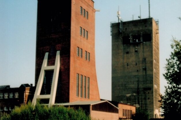 Landmarken erinnern an Kohleabbau - Das Foto zeigt die Fördertürme der Martin-Hoop-Schächte IV und IVa von Süden. Der vordere Turm (Schacht IV) ist 40 Meter, der hintere Schacht IVa 60 Meter hoch. Mittlerweile bringen zwei riesige Graffiti etwas Schwung auf die Fassade von IVa. 