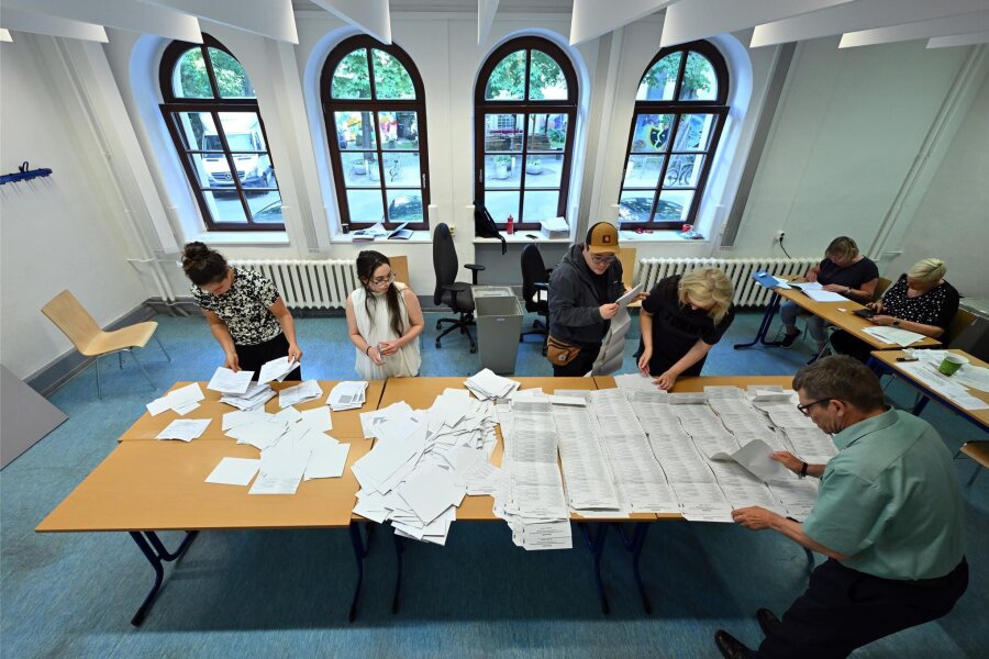 Landräte: AfD verliert Stichwahlen in Thüringen - Wahlhelfer sortieren die Stimmzettel der Stichwahl und der Europawahl in einem Wahllokal in der thüringischen Landeshauptstadt Erfurt.