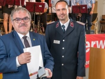 Landrat Frank Vogel ist nun Ehrenmitglied des Kreisfeuerwehrverbandes Erzgebirge - Gunnar Ullmann zeichnete Frank Vogel (von rechts) aus. 